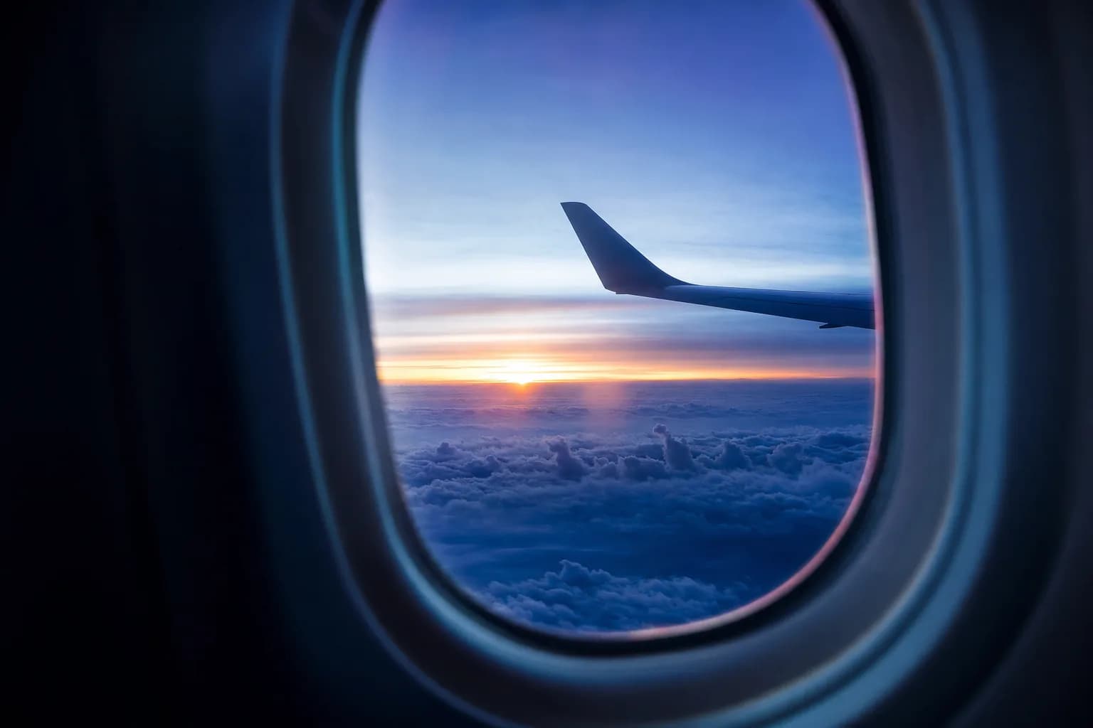 Vista desde la ventana de un avión al amanecer