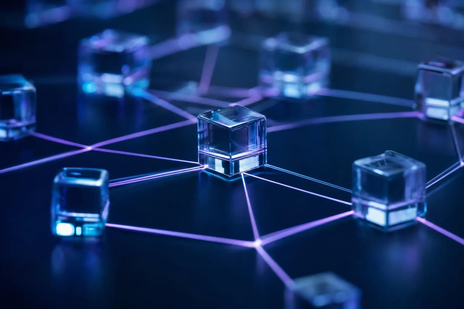 Bloques de vidrio translúcido conectados por líneas finas de luz violeta y cian sobre una superficie azul profundo, representando un grafo de datos estructurados